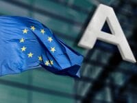 Die Europaflagge weht vor dem Europäischen Parlament in Brüssel mit den Buchstaben 