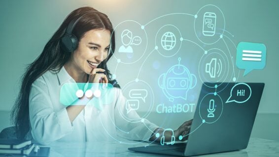 Eine lächelnde Frau arbeitet vor einem Laptop. Um sie herum schweben verschiedene Icons, die mit Technologie und künstlicher Intelligenz in Verbindung stehen.