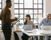 Ein Brand Manager hält eine Präsentation im Büro.