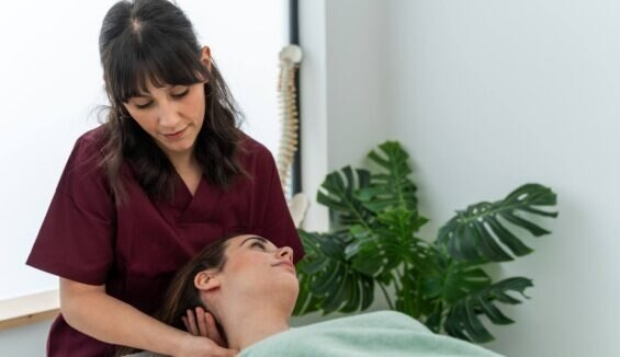 Chiropraktikerin behandelt eine Patientin.
