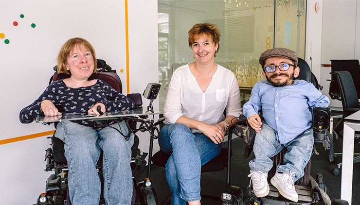 Raul Krauthausen (rechts) mit Anne Gersdorff (links im Rollstuhl) und Silke Georgi (mitte)