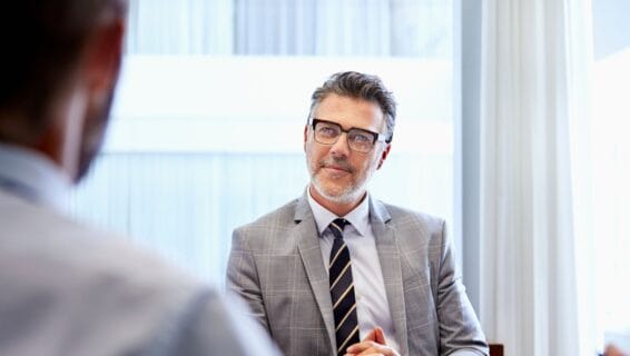 Zwei Personen schauen sich an