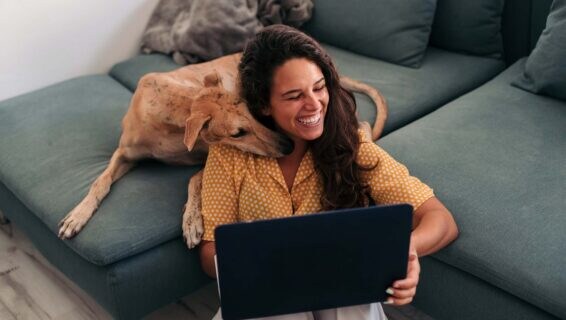 Eine Frau kuschelt mit ihrem Hund