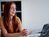 Eine Frau schaut auf den Laptop - Female Recruiting