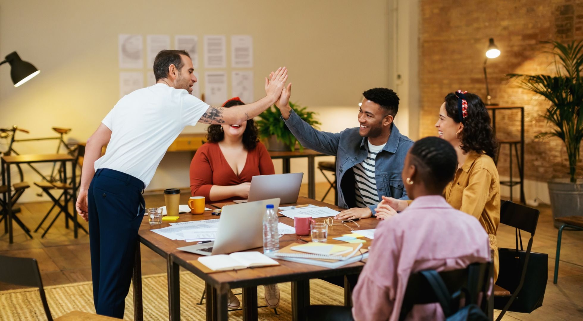 Motivationstheorien: Fünf Menschen befinden sich in einem Gespräch.
