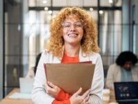 Eine Frau lächelt in die Kamera