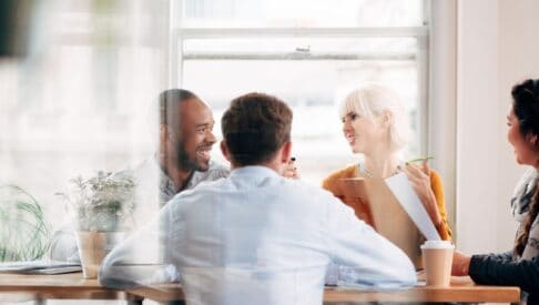 Diskussion im Unternehmen über die Einführung von Gehaltsstrukturen im Kontext der EU-Entgelttransparenzrichtlinie