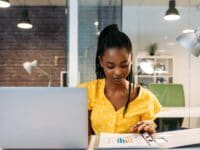 Eine Frau arbeitet an einem Schreibtisch