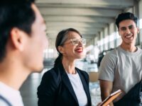 Drei Personen unterhalten sich fröhlich