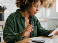 Eine Frau ließt eine Notiz