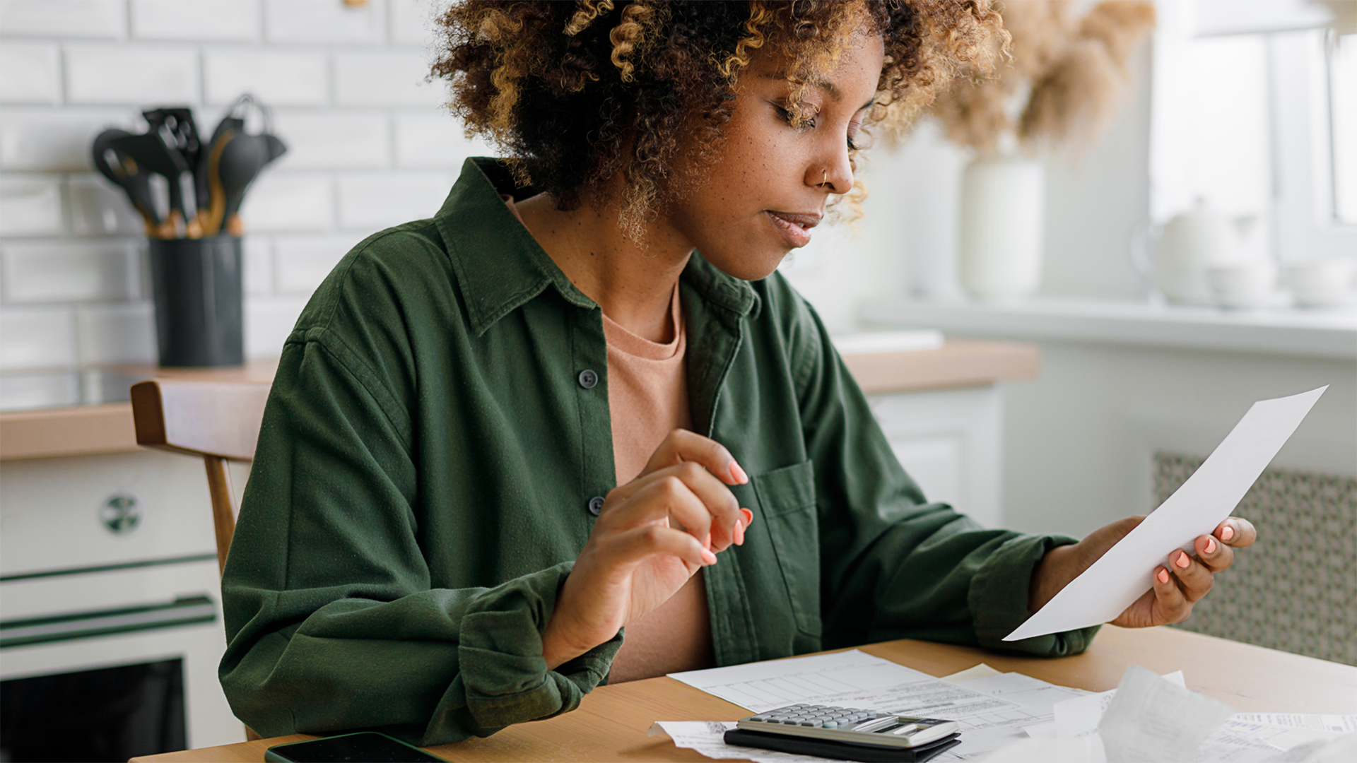 New Payment: So bestimmen Sie faire Gehälter Eine Frau ließt eine Notiz
