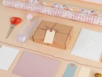 Verpacktes Geschenk liegt auf Tisch