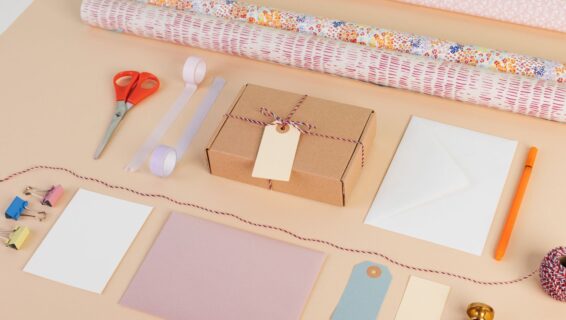 Verpacktes Geschenk liegt auf Tisch