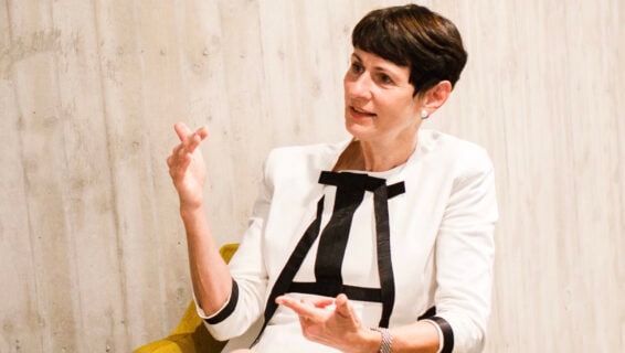 Martina Ernst im Gespräch in einem weiß-schwarzen Kostüm